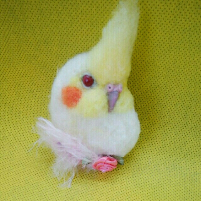 羊毛フェルト　白オカメインコ小さめブローチ　赤目　ピンク花 ハンドメイドのアクセサリー(コサージュ/ブローチ)の商品写真