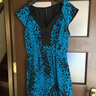 ビーシービージーマックスアズリア(BCBGMAXAZRIA)のBCBG ワンピース(ひざ丈ワンピース)