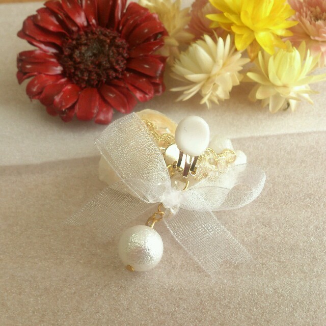 クリーム薔薇と純白な紫陽花イヤーカフ レディースのアクセサリー(イヤリング)の商品写真