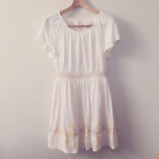 ページボーイ(PAGEBOY)のPAGEBOY 刺繍フレアワンピワース(ひざ丈ワンピース)