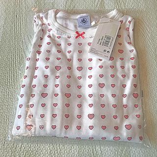 プチバトー(PETIT BATEAU)のプチバトー 18AW ハートプリント長袖パジャマ 6ans 新品(パジャマ)