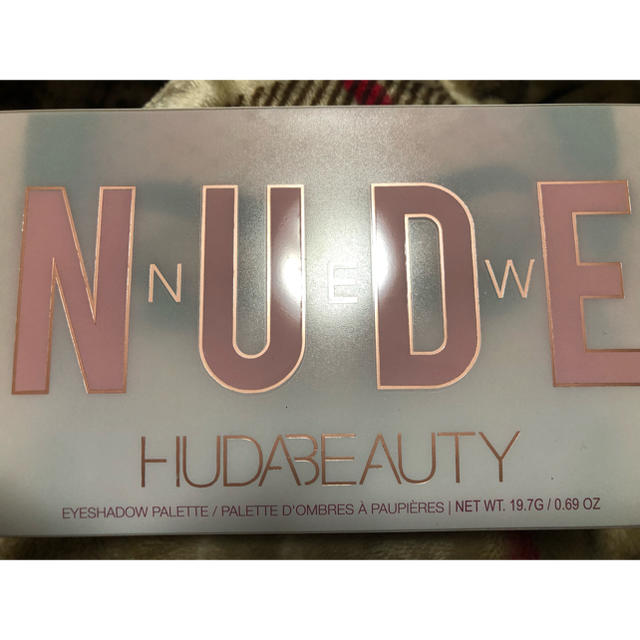 大人気！！ HUDA BEAUTY アイシャドウパレット コスメ/美容のベースメイク/化粧品(アイシャドウ)の商品写真