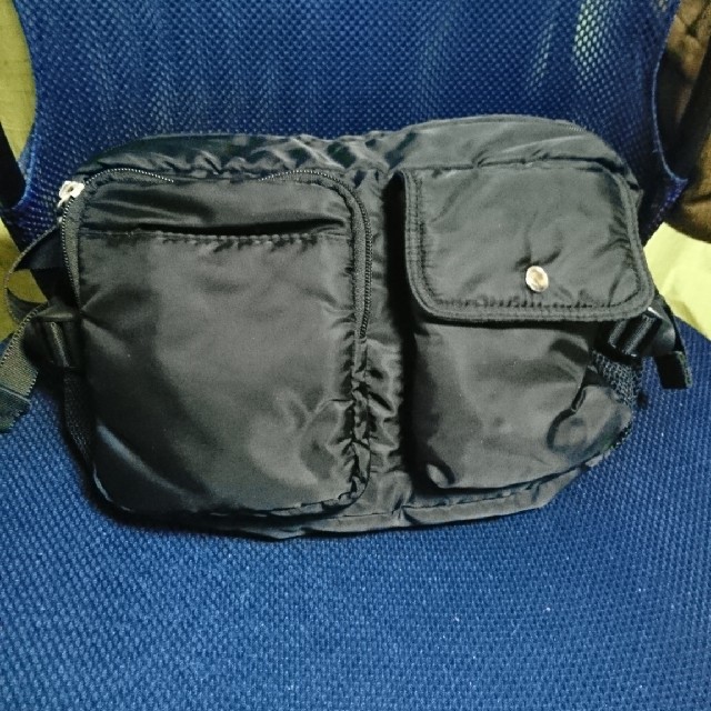 UNIQLO(ユニクロ)のウエストバッグ ボディバッグ 斜め掛け ユニクロ ナイロン素材 大容量 収納抜群 メンズのバッグ(ボディーバッグ)の商品写真