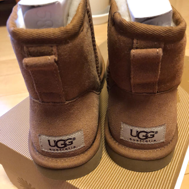 UGG(アグ)の⭐️値下げ新品UGG  CLASSIC MINI W/CHE USA6 23cm レディースの靴/シューズ(ブーツ)の商品写真