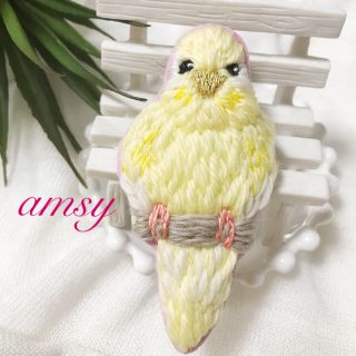 刺繍 ブローチ  アメリカンホワイトイエロー インコ ハンドメイド(コサージュ/ブローチ)