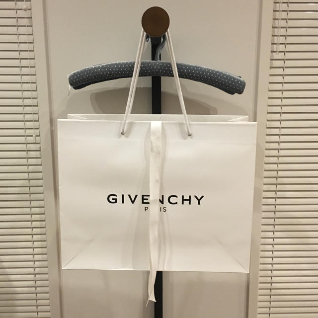 GIVENCHY(ジバンシィ)のジバンシイ紙袋 レディースのバッグ(ショップ袋)の商品写真