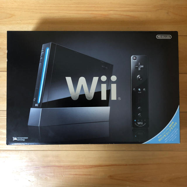 Wii(ウィー)の【新品】 任天堂 Wii クロ [Wiiリモコンプラス・Wiiパーティ同梱] エンタメ/ホビーのゲームソフト/ゲーム機本体(家庭用ゲーム機本体)の商品写真