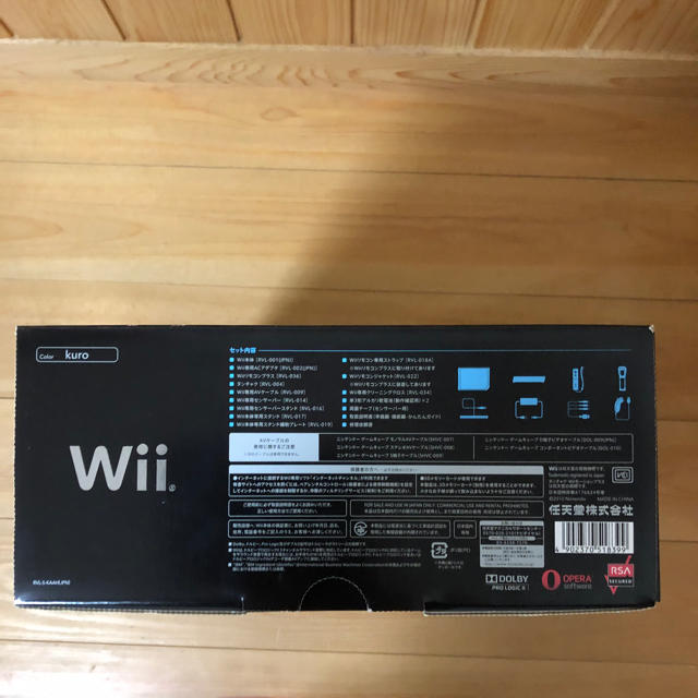 Wii(ウィー)の【新品】 任天堂 Wii クロ [Wiiリモコンプラス・Wiiパーティ同梱] エンタメ/ホビーのゲームソフト/ゲーム機本体(家庭用ゲーム機本体)の商品写真
