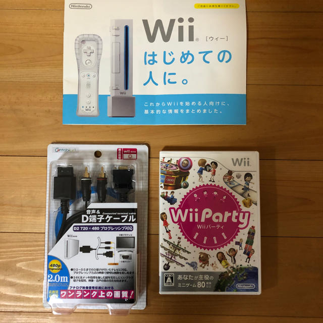 Wii(ウィー)の【新品】 任天堂 Wii クロ [Wiiリモコンプラス・Wiiパーティ同梱] エンタメ/ホビーのゲームソフト/ゲーム機本体(家庭用ゲーム機本体)の商品写真