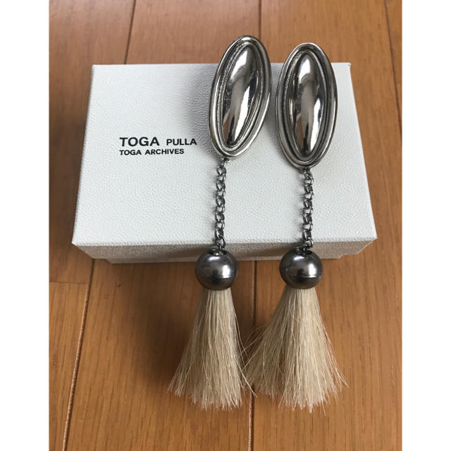 TOGA(トーガ)のTOGA フリンジイヤリング 美品 ホワイト トーガ レディースのアクセサリー(イヤリング)の商品写真