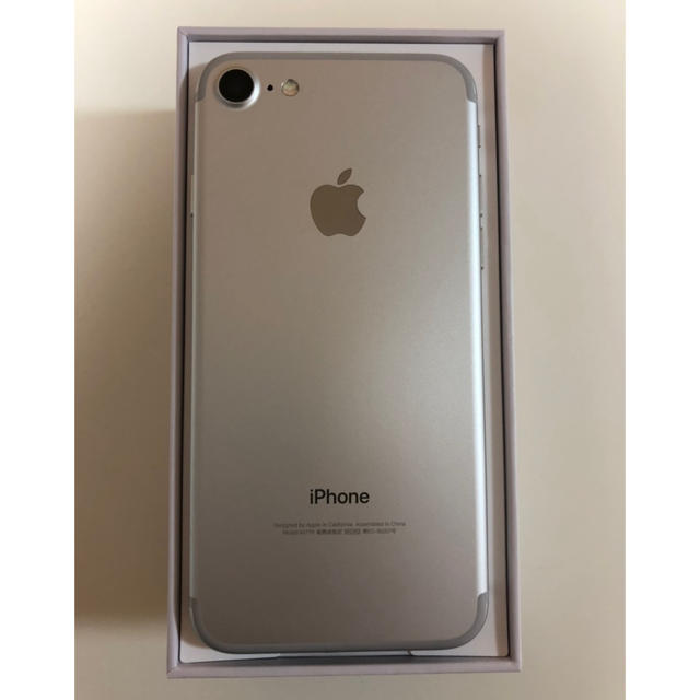 Apple(アップル)のiPhone7 128GB silver  スマホ/家電/カメラのスマートフォン/携帯電話(スマートフォン本体)の商品写真