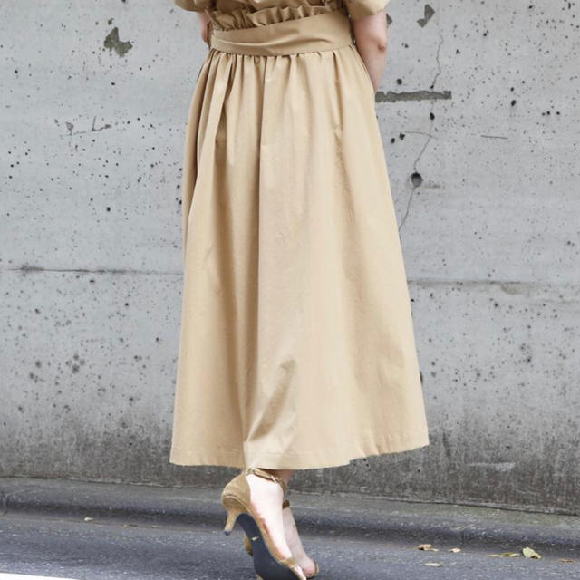 tiara(ティアラ)のtiara ベージュ フレアスカート レディースのスカート(ロングスカート)の商品写真