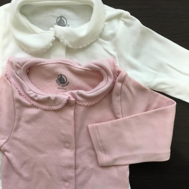 PETIT BATEAU(プチバトー)の【新品】プチバトー 6m 衿つき前開きボディ2枚セット ピンク キッズ/ベビー/マタニティのベビー服(~85cm)(シャツ/カットソー)の商品写真