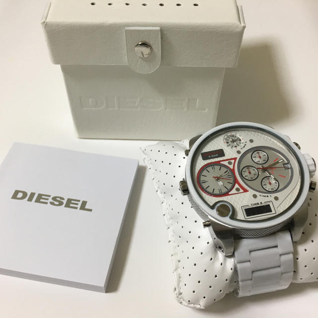 DIESEL(ディーゼル)の【新品】お手頃価格！大人気 DIESEL 腕時計 白 dz7277 ユニセックス メンズの時計(腕時計(アナログ))の商品写真