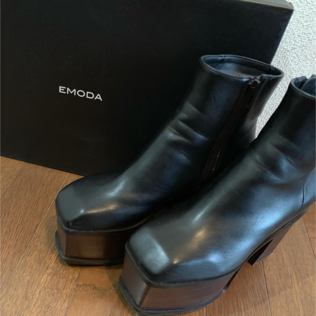 EMODA(エモダ)のEMODA ウッドバルキーブーツ レディースの靴/シューズ(ブーツ)の商品写真