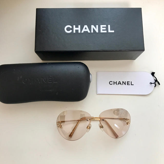 CHANEL(シャネル)のシャネルのサングラス スワロフスキー付き ベージュ ブティック購入 レディースのファッション小物(サングラス/メガネ)の商品写真