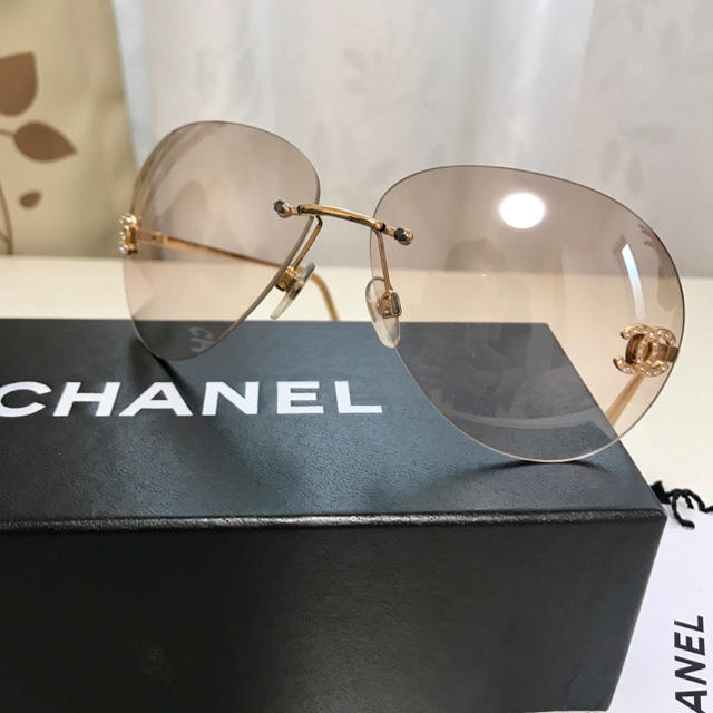 CHANEL(シャネル)のシャネルのサングラス スワロフスキー付き ベージュ ブティック購入 レディースのファッション小物(サングラス/メガネ)の商品写真