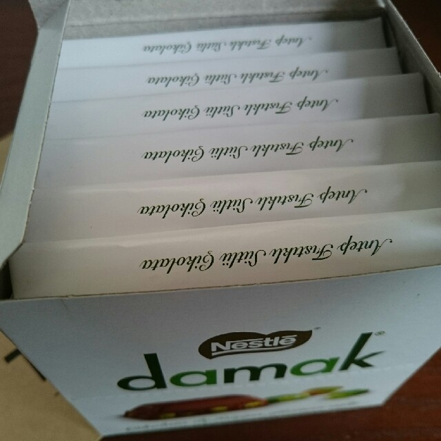Nestle(ネスレ)の送料込6枚セットNestle damak square ネスレ チョコ ダマック 食品/飲料/酒の食品(菓子/デザート)の商品写真