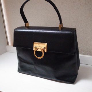 サルヴァトーレフェラガモ(Salvatore Ferragamo)の正規品☆最安値☆フェラガモ　ハンドバッグ　ヴァラ　黒　レザー　ガンチーニ(ハンドバッグ)