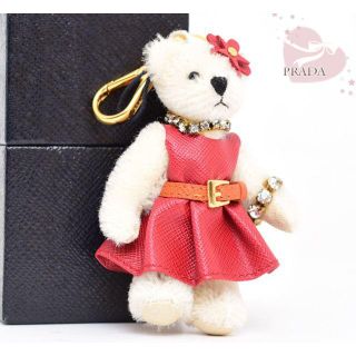 プラダ(PRADA)のプラダ♡ベアキーホルダー・クマバッグチャーム☆白くまモチーフ♬赤ワンピースドレス(キーホルダー)