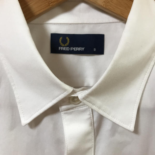 FRED PERRY(フレッドペリー)の未使用 FRED PERRY フレッドペリー 白シャツ シンプル メンズのトップス(シャツ)の商品写真