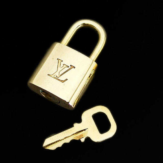 LOUIS VUITTON(ルイヴィトン)のLOUIS VUITTON パドロック カギ 鍵 レディースのファッション小物(キーホルダー)の商品写真