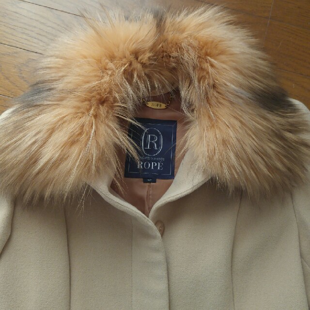 ROPE’(ロペ)のロペ高級シルバーフォックスファー付きAラインコート ベージュ清楚アンゴラ ウール レディースのジャケット/アウター(毛皮/ファーコート)の商品写真