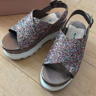 ミュウミュウ(miumiu)のmiu miuグリッターサンダル36(サンダル)