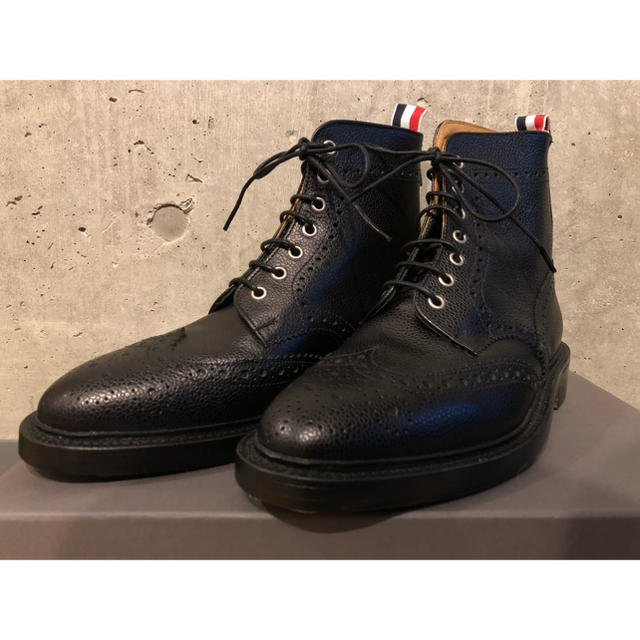 THOM BROWNE(トムブラウン)の激レア 12AW ワンシーズンのみの幻のバッグジップウィングチップブーツ メンズの靴/シューズ(ブーツ)の商品写真