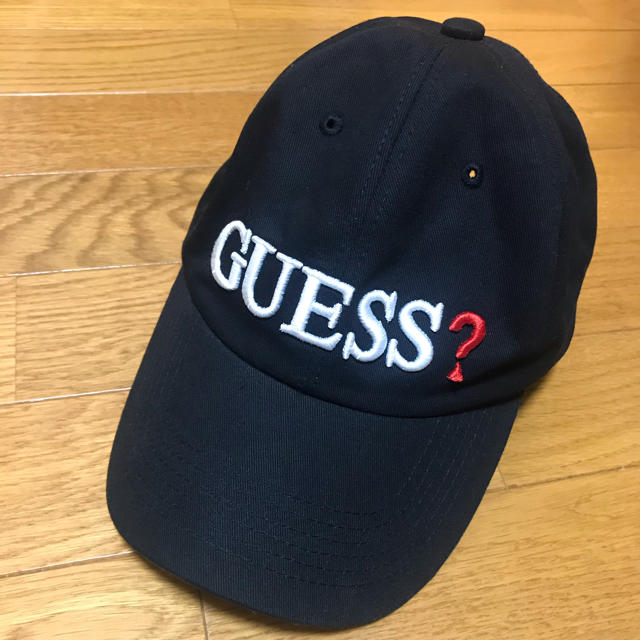 GUESS(ゲス)の【美品】GUESS キャップ 黒 レディースの帽子(キャップ)の商品写真