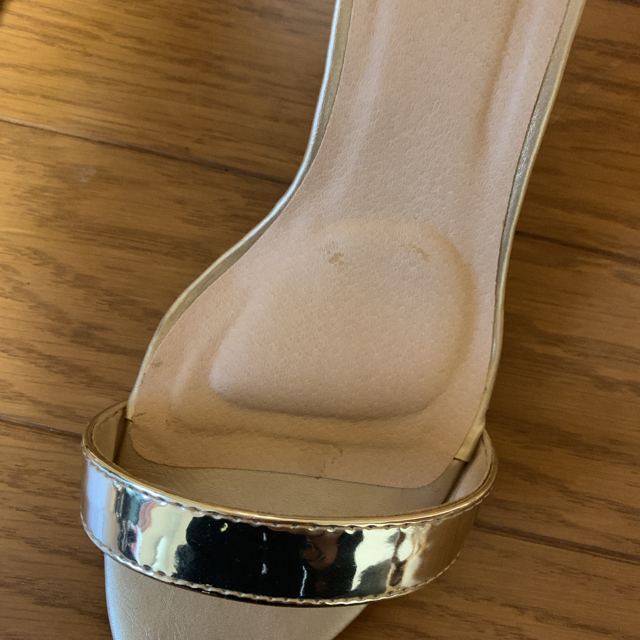GU(ジーユー)のGU アンクルストラップサンダル ゴールド レディースの靴/シューズ(サンダル)の商品写真