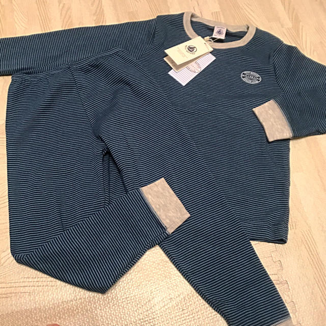 PETIT BATEAU(プチバトー)のプチバトー ミラレ長袖パジャマ 5ans 新品 キッズ/ベビー/マタニティのキッズ服男の子用(90cm~)(パジャマ)の商品写真