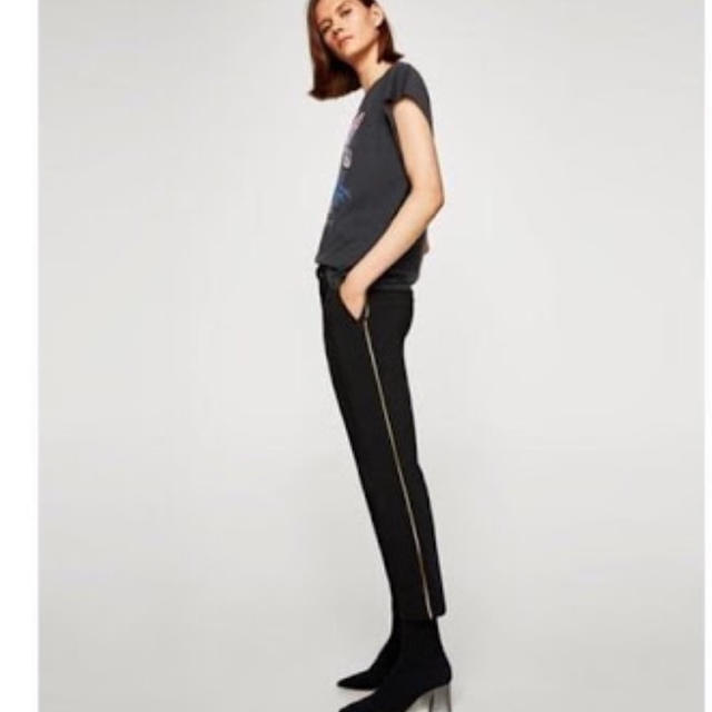 ZARA(ザラ)のZARAサイドラインゴールドパンツ XS レディースのパンツ(クロップドパンツ)の商品写真