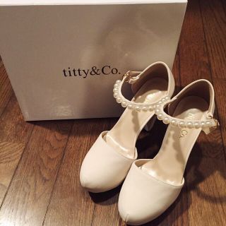 ティティアンドコー(titty&co)のパールストラップパンプス(ハイヒール/パンプス)