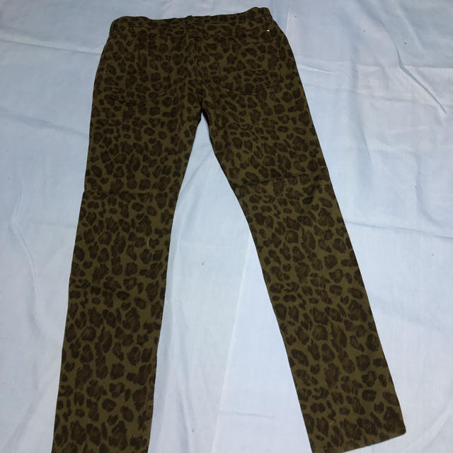 GU(ジーユー)の値下げ中、GUのヒョウ柄パンツ メンズのパンツ(デニム/ジーンズ)の商品写真