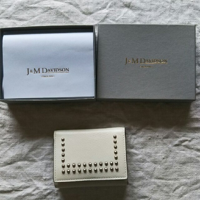 J&M DAVIDSON(ジェイアンドエムデヴィッドソン)のJ&MDAVIDSON 白色 3つ折り財布 6月購入 レディースのファッション小物(財布)の商品写真