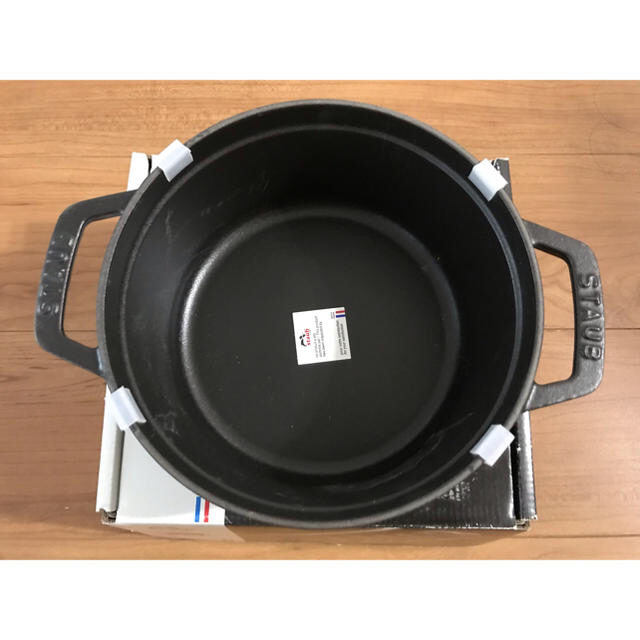 STAUB(ストウブ)の【新品未使用】ストウブ ココットロンド 18センチ 黒 インテリア/住まい/日用品のキッチン/食器(鍋/フライパン)の商品写真