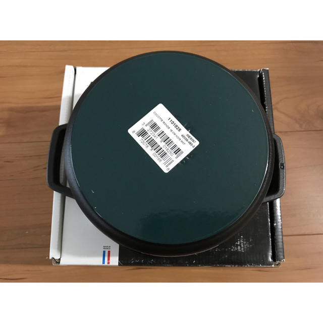 STAUB(ストウブ)の【新品未使用】ストウブ ココットロンド 18センチ 黒 インテリア/住まい/日用品のキッチン/食器(鍋/フライパン)の商品写真