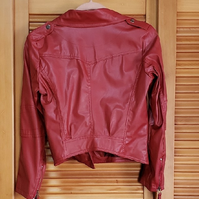 ワイン色のライダースジャケットとスカート レディースのジャケット/アウター(ライダースジャケット)の商品写真