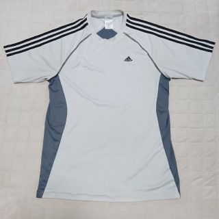 アディダス(adidas)のadidas Tシャツ(Tシャツ/カットソー(半袖/袖なし))