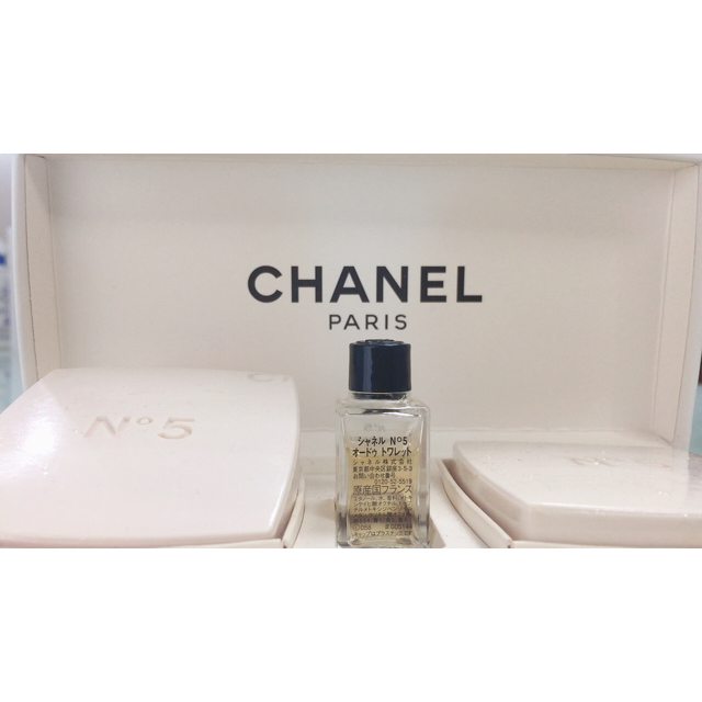 CHANEL(シャネル)のCHANEL No5 サヴォン2個 香水1個 コスメ/美容のボディケア(ボディソープ/石鹸)の商品写真