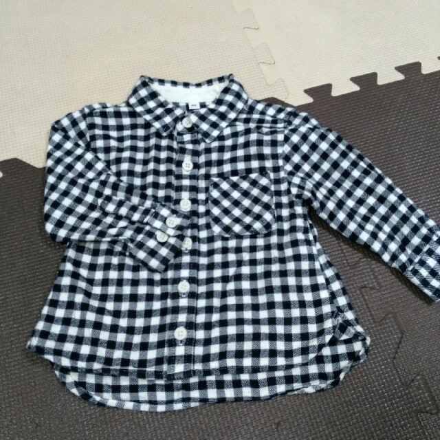 MUJI (無印良品)(ムジルシリョウヒン)の無印　黒チェックシャツ80 キッズ/ベビー/マタニティのベビー服(~85cm)(シャツ/カットソー)の商品写真