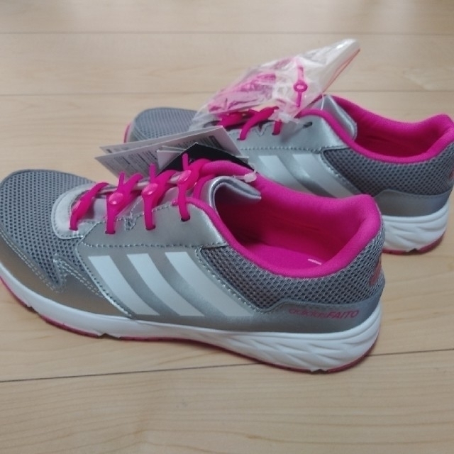 adidas(アディダス)の未使用子供靴　adidas　21㎝ キッズ/ベビー/マタニティのキッズ靴/シューズ(15cm~)(スニーカー)の商品写真