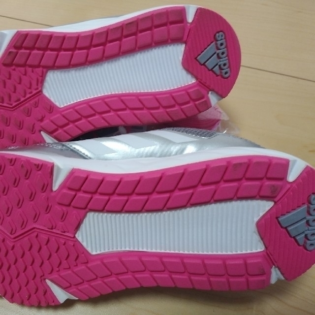 adidas(アディダス)の未使用子供靴　adidas　21㎝ キッズ/ベビー/マタニティのキッズ靴/シューズ(15cm~)(スニーカー)の商品写真