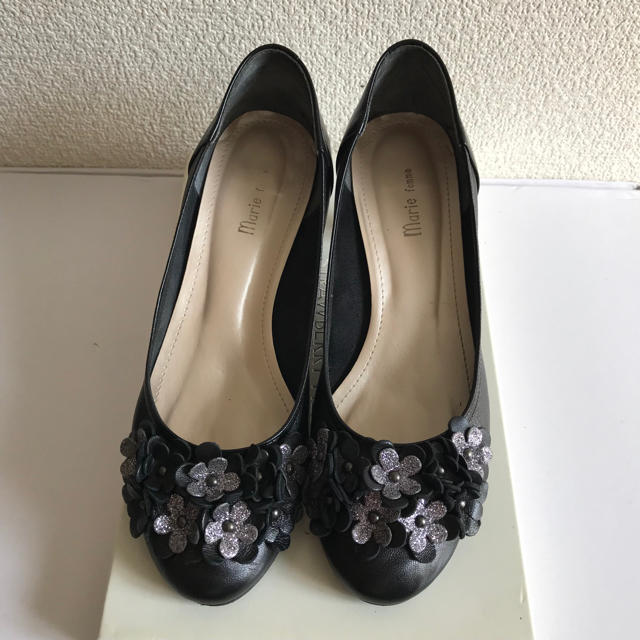 Marie femme(マリーファム)のマリーファム お花 パンプス 23.5cm  黒 レディースの靴/シューズ(ハイヒール/パンプス)の商品写真