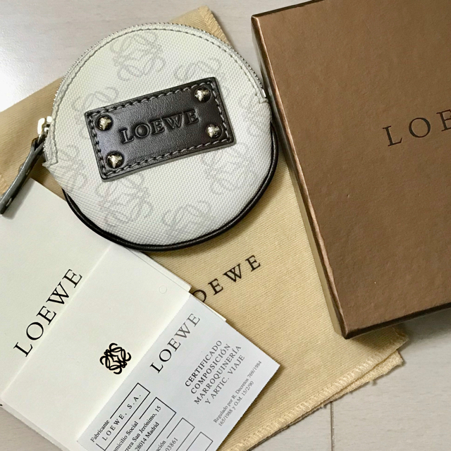 LOEWE(ロエベ)のロエベ  ラウンド  丸型  コインケース  小銭入れ  ホワイト レディースのファッション小物(コインケース)の商品写真