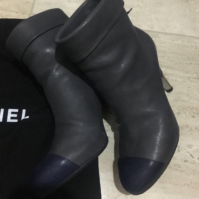 CHANEL(シャネル)のシャネル ショートブーツ グレー 35 レディースの靴/シューズ(ブーツ)の商品写真