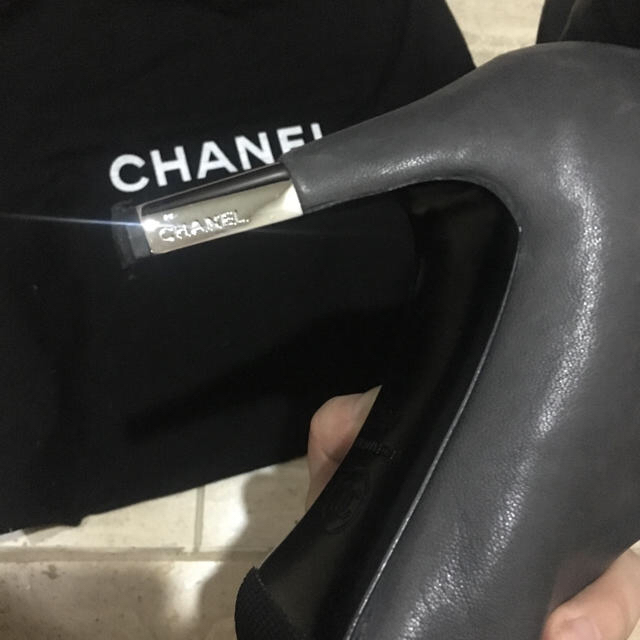 CHANEL(シャネル)のシャネル ショートブーツ グレー 35 レディースの靴/シューズ(ブーツ)の商品写真