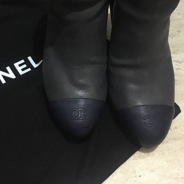 CHANEL(シャネル)のシャネル ショートブーツ グレー 35 レディースの靴/シューズ(ブーツ)の商品写真