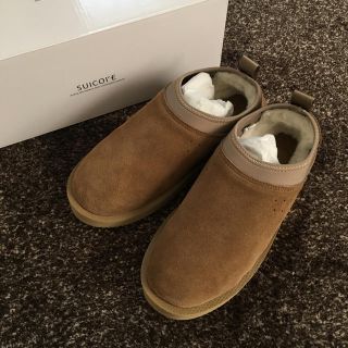 アパルトモンドゥーズィエムクラス(L'Appartement DEUXIEME CLASSE)の新品タグ付 AP STUDIO SUICOKE ムートン サボ キャメル 23(スリッポン/モカシン)